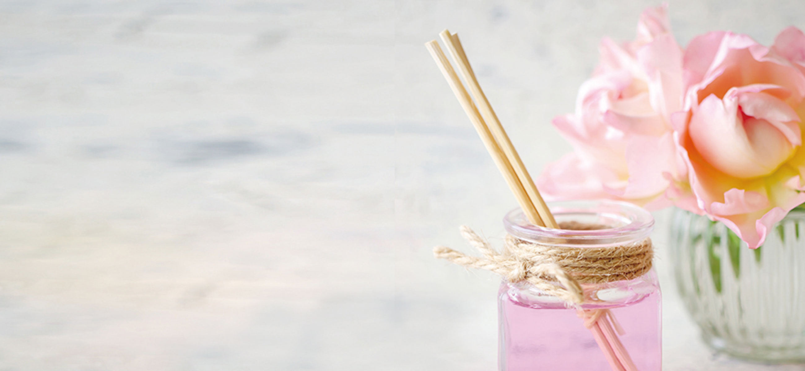 ディフーザーと花瓶の花