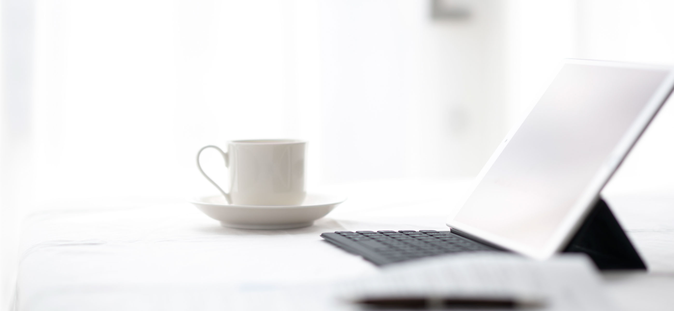 ノートPCとカップ＆ソーサー